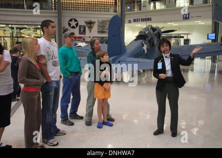 Spectateurs tour le Musée National de l'aéronavale Pensacola, Floride. Banque D'Images
