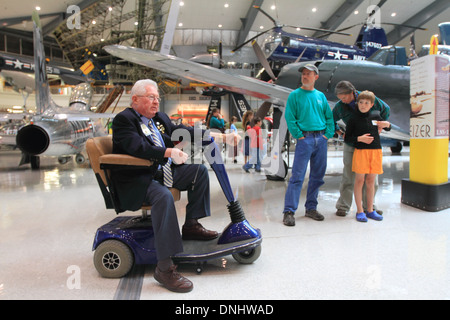 Spectateurs tour le Musée National de l'aéronavale Pensacola, Floride. Banque D'Images