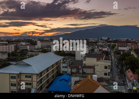 Coucher du soleil sur les gratte-ciel à Hanoi, Vietnam Banque D'Images
