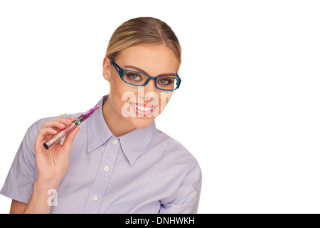 Jeune femme Smokin Cigarette électrique Banque D'Images