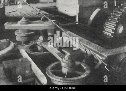 Machine hydraulique pour former les liens de grandes chaînes d'ancre, vers 1909 Banque D'Images