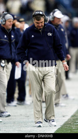 Nashville, Tennessee, USA. Dec 30, 2013. 30 décembre 2013 : Georgia Tech Yellow Jackets entraîneur-chef Paul Johnson, marche le côté au cours de l'Américain Franklin Music City Bowl hypothécaires entre les rebelles du Mississippi et le Georgia Tech Yellow Jackets au LP Field, 30 décembre 2013 à Nashville, Tennessee. Npt (Sports.com/Cal Sport Media) Credit : csm/Alamy Live News Banque D'Images