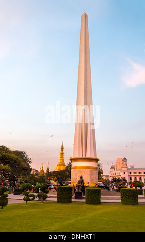 YANGON, MYANMAR - CIRCA DÉCEMBRE 2013 : voir le Monument de l'indépendance dans le jardin Maha Bandoola à Yangon. Banque D'Images