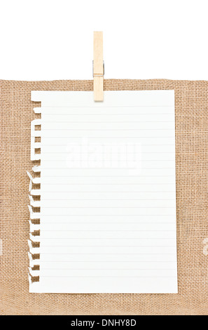 Papier déchiré au loin avec du clothespin sur jute. Banque D'Images