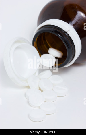 Flacon de médicaments avec Ouvrir le bouchon sur fond blanc. Banque D'Images