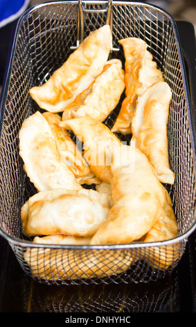 Gyoza frits dans la poêle. Banque D'Images
