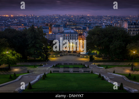 Daybreak sur Paris comme vu depuis les marches du Sacré Cœur de Montmartre. Banque D'Images