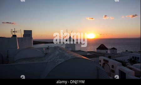 Magnifique coucher de soleil à Oia, Santorini,. Grèce Banque D'Images