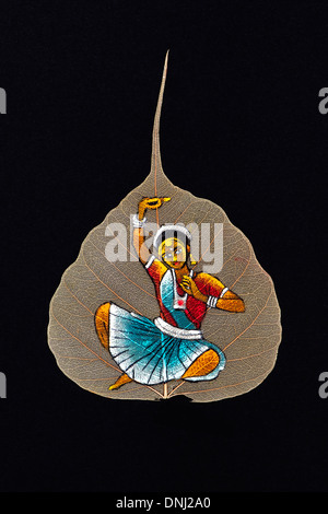 La conception indienne peinte à la main sur une feuille de figuier sacré / arbre de Bodhi feuille sur fond noir Banque D'Images