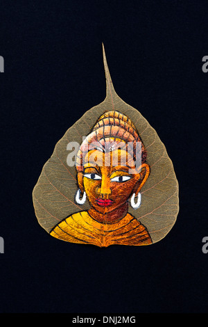 Bouddha indien peint à la main sur la conception d'une feuille de figuier sacré / arbre de Bodhi feuille sur fond noir Banque D'Images