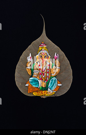 Ganesha indien peint à la main sur la conception d'une feuille de figuier sacré / arbre de Bodhi feuille sur fond noir Banque D'Images
