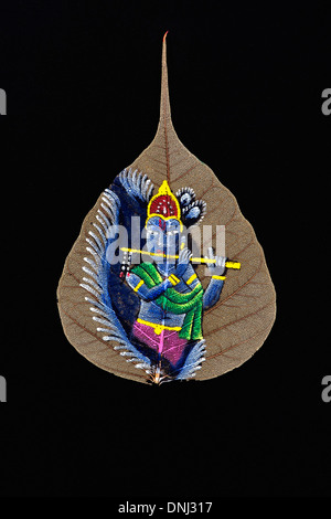 Krishna indien peint à la main sur la conception d'une feuille de figuier sacré / arbre de Bodhi feuille sur fond noir Banque D'Images
