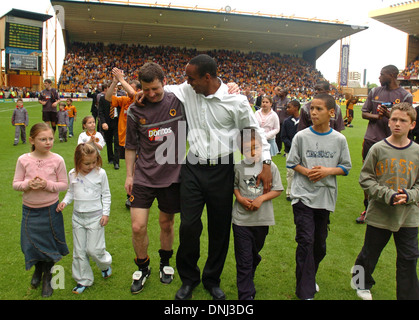 Paul Ince et Denis Irwin footballeurs avec leurs enfants en 2004 Banque D'Images