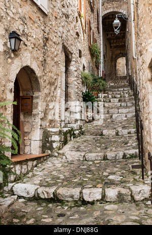 Pierre rustique marches mènent jusqu'à la colline dans le village médiéval de St Paul de Vence, Provance, France Banque D'Images