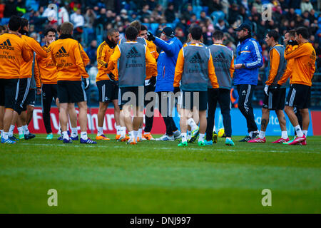 Madrid, Madrid, Espagne. 31 Dec, 2013. L'entraîneur Carlo Ancelotti (C wearing cap) indique à ses joueurs lors d'une session de formation du Real Madrid, ouvert au public au complexe sportif de Valdebebas, Di Stefano Stadium le 31 décembre 2013 à Madrid, Espagne Credit : Sl/Madridismo Madridismo/ZUMAPRESS.com/Alamy Live News Banque D'Images