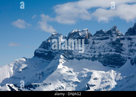 Les Dents du Midi au-dessus de la Val d'Illiez du village de Champoussin une partie des Portes du Soleil Valais Suisse Banque D'Images