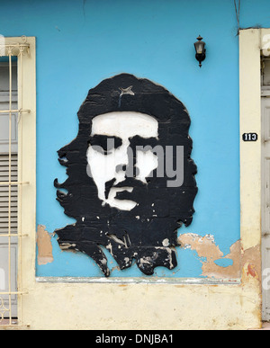 Une peinture de Che Guevara avec un panneau pour l'UJC, l'Union de la jeunesse communiste, (Unión de Jóvenes Comunistas, UJC) l'organisation de jeunesse, Trinidad, Cuba Banque D'Images