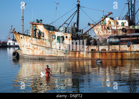 Vieux BATEAUX EN COURS DE RÉPARATION, des arsenaux maritimes DANS LA BAIE DE CIENFUGOS, ANCIEN PORT DE LA VILLE PEUPLÉE PAR LES FRANÇAIS AU 19ème siècle, classée au patrimoine mondial de l'UNESCO, CUBA, LES CARAÏBES Banque D'Images