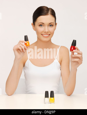 Femme avec des bouteilles de vernis à ongles Banque D'Images