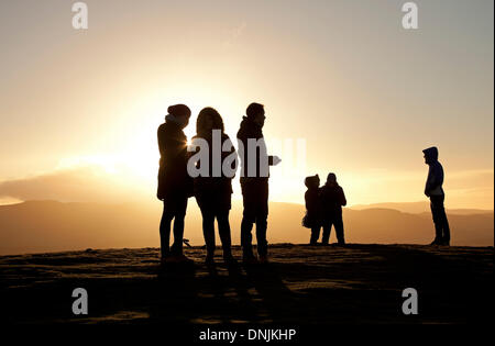 Edinburgh, Ecosse, Royaume-Uni. 31 Dec, 2013. Les touristes de tous âges monter le siège d'Arthur pour profiter de la vue depuis le sommet juste avant le coucher du soleil final de 2013. La colline s'élève au-dessus de la ville d'une hauteur de 250,5 m (822 ft) Banque D'Images