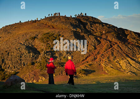 Edinburgh, Ecosse, Royaume-Uni. 31 Dec, 2013. Les touristes de tous âges monter le siège d'Arthur pour profiter de la vue depuis le sommet juste avant le coucher du soleil final de 2013. La colline s'élève au-dessus de la ville d'une hauteur de 250,5 m (822 ft) Banque D'Images