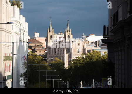 L'église de San Jerónimo el Real (ou los Jerónimos) dans la Calle autres.Pour, Madrid, à côté du musée du Prado, avec un ciel orageux, gris Banque D'Images