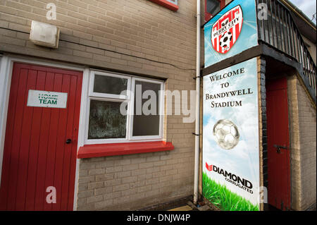 - Derry, Londonderry, en Irlande du Nord - 31 Dec 2013 - Derry City Council, qui est propriétaire d'Brandywell Stadium, domicile de Derry City Football Club, a accepté de dépenser £2.7m sur son réaménagement. Il y a des plans pour un nouveau stand, des vestiaires et un terrain synthétique. Le Greyhound Racing track qui entoure le pas sera supprimé crédit : George Sweeney / Alamy Live News Banque D'Images