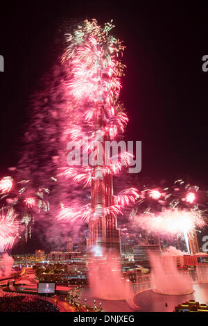 Dubaï , Émirats arabes unis, le 1 janvier 2014 ; spectaculaire feu d'artifice à la tour Burj Khalifa à Dubaï pour célébrer la nouvelle année Crédit : Iain Masterton/Alamy Live News Banque D'Images