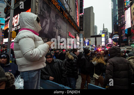 New York, NY, USA. 31 Dec, 2013. Les gens à attendre avec impatience d'entrer dans Times Square avant la balle tombe sur le Nouvel An le 31 décembre 2013 dans la ville de New York. Credit : Donald bowers/Alamy Live News Banque D'Images