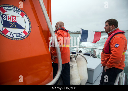 Les pilotes de la SNSM (SOCIÉTÉ NATIONALE DE SAUVETAGE EN MER) BATEAU, Morbihan (56), FRANCE Banque D'Images