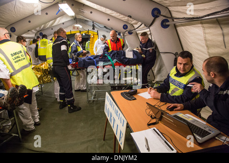 Les médecins du SAMU, des pompiers et des gendarmes à l'intérieur d'un poste médical d'urgence, d'INTERVENTION À LA SUITE DE L'EFFONDREMENT DES GRADINS PENDANT UNE PERFORMANCE musicale, de l'EXERCICE EN CAS D'URGENCE CIVILE, l'aide à de nombreuses victimes (PLAN), CHÂTEAU DE SAINTE-SUZANNE, Mayen Banque D'Images