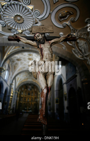 Une image du Christ crucifié décore l'église de Santo Domingo, à Puebla, au Mexique. Banque D'Images