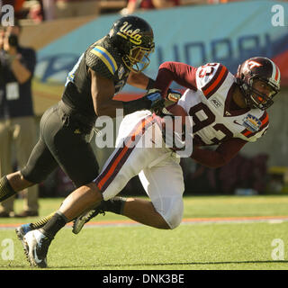 El Paso, Texas, USA. 31 Dec, 2013. # 93 Cline Kalvin te tente de plonger pour l'goaline pendant le soleil Bol match de football entre l'UCLA Bruins et le Virginia Tech Hokies à El Paso, au Texas. Kyle Okita/CSM/Alamy Live News Banque D'Images