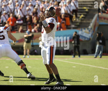 El Paso, Texas, USA. 31 Dec, 2013. QB Logan Thomas # 3 les vents jusqu'à passer en le soleil Bol match de football entre l'UCLA Bruins et le Virginia Tech Hokies à El Paso, au Texas. Kyle Okita/CSM/Alamy Live News Banque D'Images