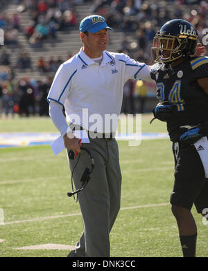 El Paso, Texas, USA. 31 Dec, 2013. L'entraîneur-chef de l'UCLA, Jim Mora félicite ses joueurs puisqu'ils viennent hors du terrain durant le Sun Bowl match de football entre l'UCLA Bruins et le Virginia Tech Hokies à El Paso, au Texas. Kyle Okita/CSM/Alamy Live News Banque D'Images