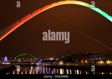 , Newcastle upon Tyne & Wear, Royaume-Uni. 1er janvier 2014. Célébrations pour marquer le début de 2014 sur Tyneside. Le Tyne Bridge enjambe la rivière Tyne Newcastle Gateshead et entre. Crédit : Stuart Forster/Alamy Live News Banque D'Images