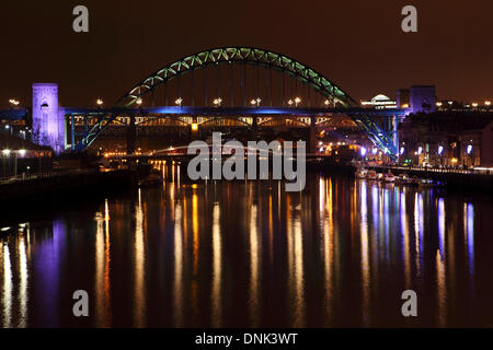 , Newcastle upon Tyne & Wear, Royaume-Uni. 1er janvier 2014. Célébrations pour marquer le début de 2014 sur Tyneside. Le Tyne Bridge enjambe la rivière Tyne Newcastle Gateshead et betweeb. Crédit : Stuart Forster/Alamy Live News Banque D'Images