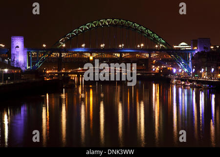 , Newcastle upon Tyne & Wear, Royaume-Uni. 1er janvier 2014. Célébrations pour marquer le début de 2014 sur Tyneside. Le Tyne Bridge enjambe la rivière Tyne Newcastle Gateshead et betweeb. Crédit : Stuart Forster/Alamy Live News Banque D'Images