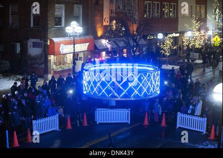 Ann Arbor, Michigan, USA. 31 Dec, 2013. À 8:30pm une rondelle de 10 pieds de lit avec éclairage LED 6000 est élevé jusqu'à minuit pour le compte à rebours sur la rue Main, au centre-ville d'Ann Arbor, Michigan. Cette célébration du Nouvel An est l'ouverture de la Winter Classic, un jour de match de hockey entre les Maple Leafs de Toronto et les Red Wings de Detroit, qui s'est tenue au stade du Michigan. Ils s'attendent à quelque 110 000 fans d'assister à la partie. Lib. de Michelle, qui a terminé en deuxième place sur la voix, est d'effectuer au cours de la fête du nouvel an. Credit : Mark Bialek/ZUMAPRESS.com/Alamy Live News Banque D'Images