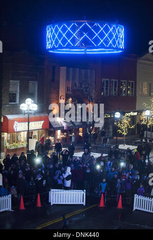 Ann Arbor, Michigan, USA. 31 Dec, 2013. À 8:30pm une rondelle de 10 pieds de lit avec éclairage LED 6000 est élevé jusqu'à minuit pour le compte à rebours sur la rue Main, au centre-ville d'Ann Arbor, Michigan. Cette célébration du Nouvel An est l'ouverture de la Winter Classic, un jour de match de hockey entre les Maple Leafs de Toronto et les Red Wings de Detroit, qui s'est tenue au stade du Michigan. Ils s'attendent à quelque 110 000 fans d'assister à la partie. Lib. de Michelle, qui a terminé en deuxième place sur la voix, est d'effectuer au cours de la fête du nouvel an. Credit : Mark Bialek/ZUMAPRESS.com/Alamy Live News Banque D'Images