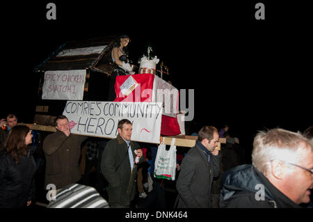 Comrie, Ecosse, Royaume-Uni. 1er janvier 2014. Les Flambeaux Procession est une torche ardente procession autour du village de Comrie se terminant par les torches d'être jeté dans la rivière cérémonieusement gagner. Les visiteurs venus de tous les coins de l'endroit pour le regarder et il a donné une atmosphère unique. Crédit : Andrew Steven Graham/Alamy Live News Banque D'Images