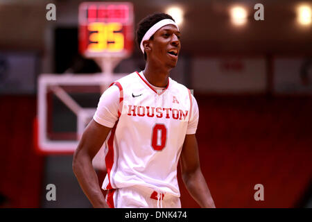 Houston, Texas, USA. 31 Dec, 2013. 31 DÉC 2013 : Université de Houston l'avant Danrad Knowles # 0 célèbre un panier fait au cours de la jeu de basket-ball de NCAA entre Houston et Connecticut de Hofheinz Pavilion à Houston, TX. © csm/Alamy Live News Banque D'Images