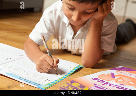 Jeune garçon apprendre son alphabet Banque D'Images