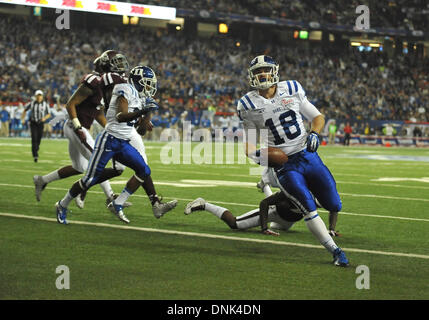 Atlanta, Georgia, USA. 31 Dec, 2013. 31 décembre 2013 : Duke Blue Devils quarterback Brandon Connette (18) exécute pour un touché au cours de l'Chick-Fil-A Bowl NCAA football match entre le Duc et les Blue Devils Texas A&M Aggies au Georgia Dome, à Atlanta, Géorgie. Duc dirige le premier semestre contre Texas A&M, 38-17. Credit : csm/Alamy Live News Banque D'Images