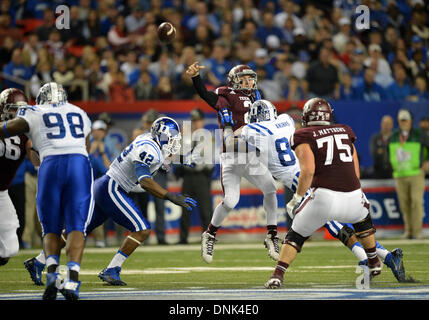 Atlanta, Georgia, USA. 31 Dec, 2013. 31 décembre 2013 : Texas A&M Aggies quarterback Johnny Manziel (2) lance la balle juste avant qu'il s'attaquer par Duke Blue Devils défensive fin Kenny Anunike (84) et Duke Blue Devils défensive fin Dezmond Johnson (42) jeu durant l Chick-Fil-A Bowl NCAA football match entre le Duc et les Blue Devils Texas A&M Aggies au Georgia Dome, à Atlanta, Géorgie. Duc dirige le premier semestre contre Texas A&M, 38-17. Credit : csm/Alamy Live News Banque D'Images