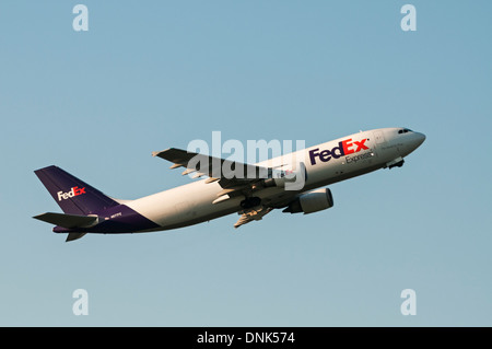 Un Federal Express (FedEx) Airbus A300 cargo jet départ depuis l'Aéroport International de Vancouver, Canada. Banque D'Images