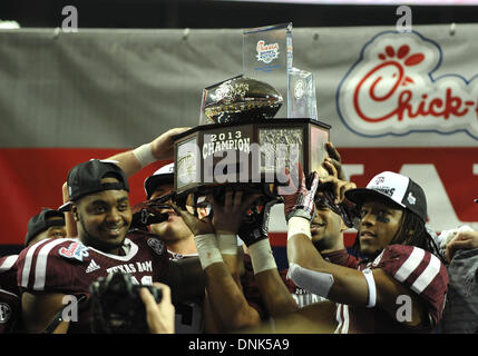 Atlanta, Georgia, USA. 31 Dec, 2013. 31 décembre 2013 : Texas A&M Aggies Aînés tenir le trophée pour le ventilateur à voir pendant l'Chick-Fil-A Bowl NCAA football match entre le Duc et les Blue Devils Texas A&M Aggies au Georgia Dome, à Atlanta, Géorgie. Texas A&M remporte le Chick-Fil-un bol contre le Duc, 52-48. Credit : csm/Alamy Live News Banque D'Images