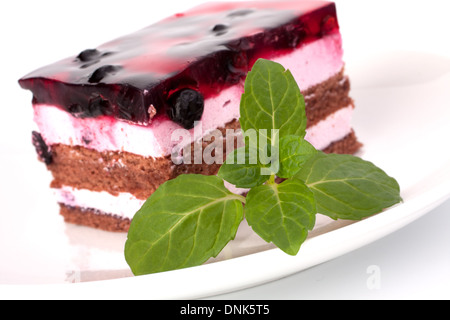 Délicieux gâteau pièce sur fond blanc Banque D'Images