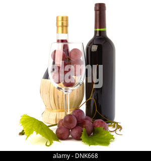 Verre de vin plein de raisins et deux bouteilles de vin isolé sur fond blanc Banque D'Images