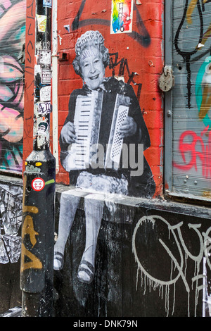 Street art artiste coller jusqu'- La reine Elizabeth II à l'accordéon - Grimsby street, à côté de Brick Lane, East London, UK Banque D'Images